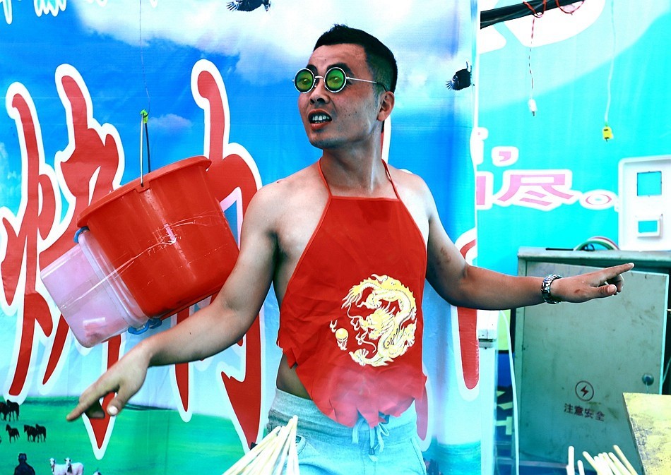 《不老松：纪实摄影》吃货展扫描：边唱边比划！ (2)