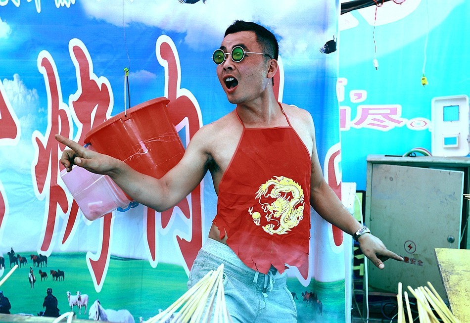 《不老松：纪实摄影》吃货展扫描：边唱边比划！ (2)