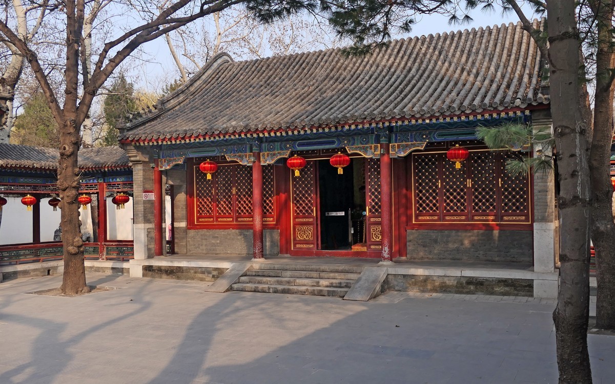 楼亭仍在无昔人，大观园美梦在否？