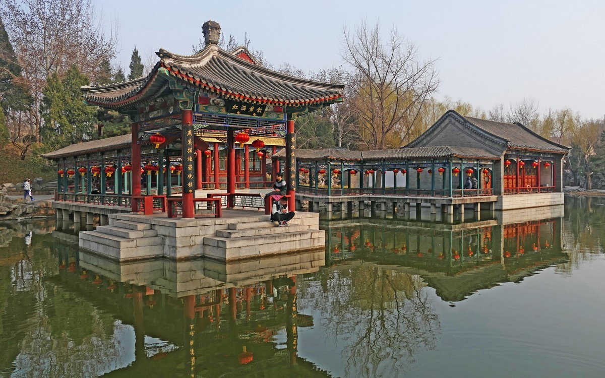 楼亭仍在无昔人，大观园美梦在否？