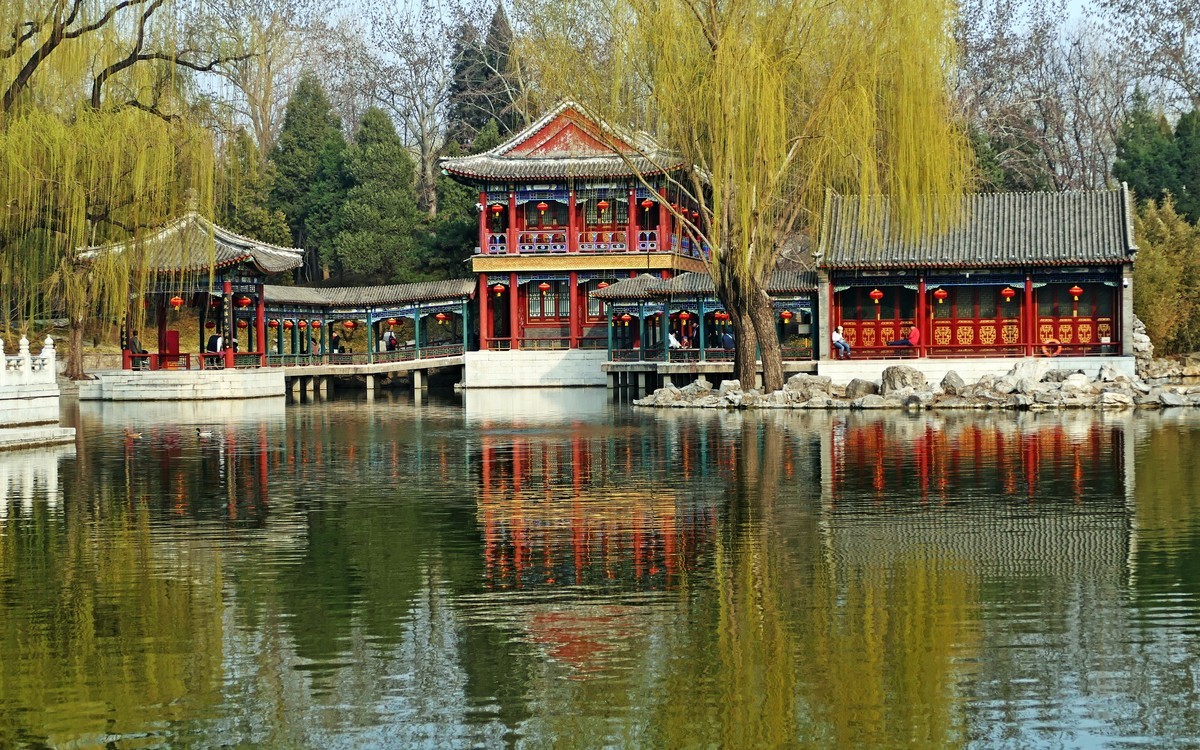 楼亭仍在无昔人，大观园美梦在否？