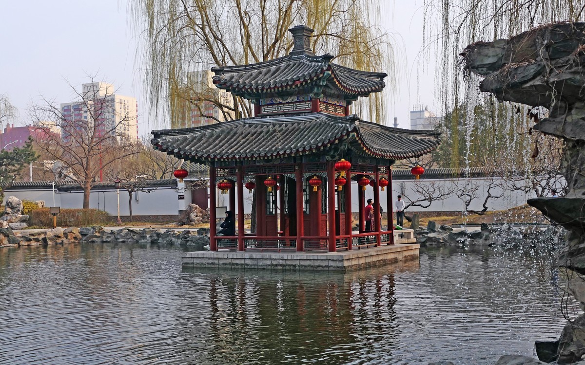 楼亭仍在无昔人，大观园美梦在否？