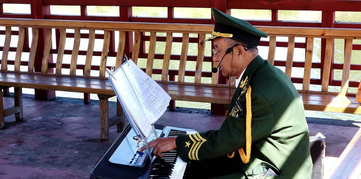 演奏电子琴的老兵