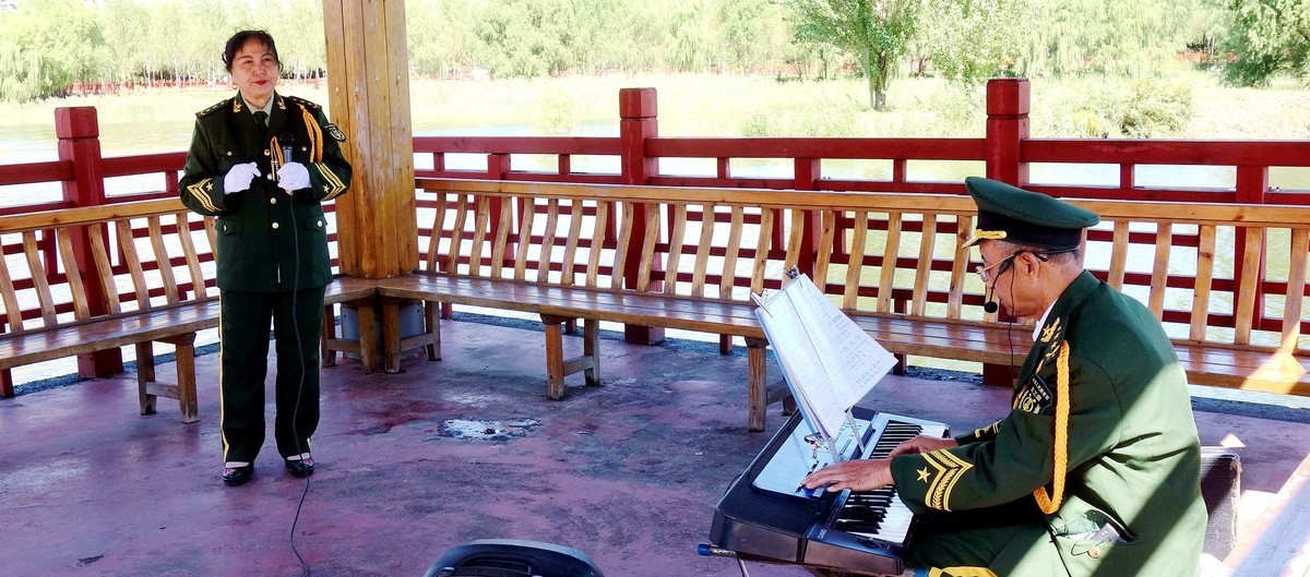 演奏电子琴的老兵