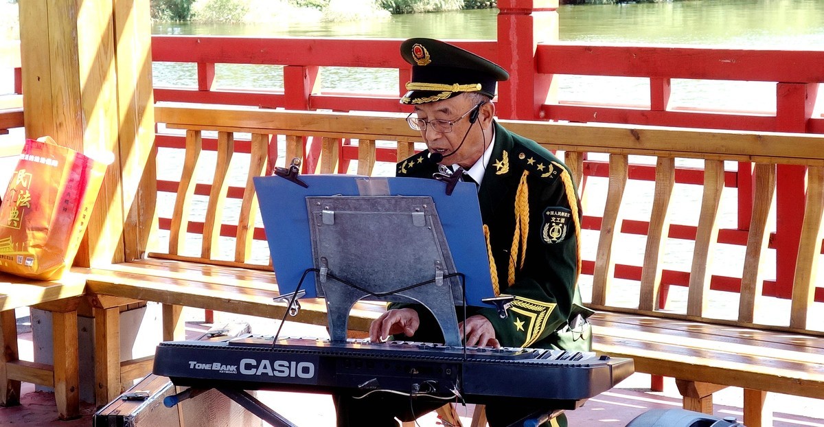 演奏电子琴的老兵