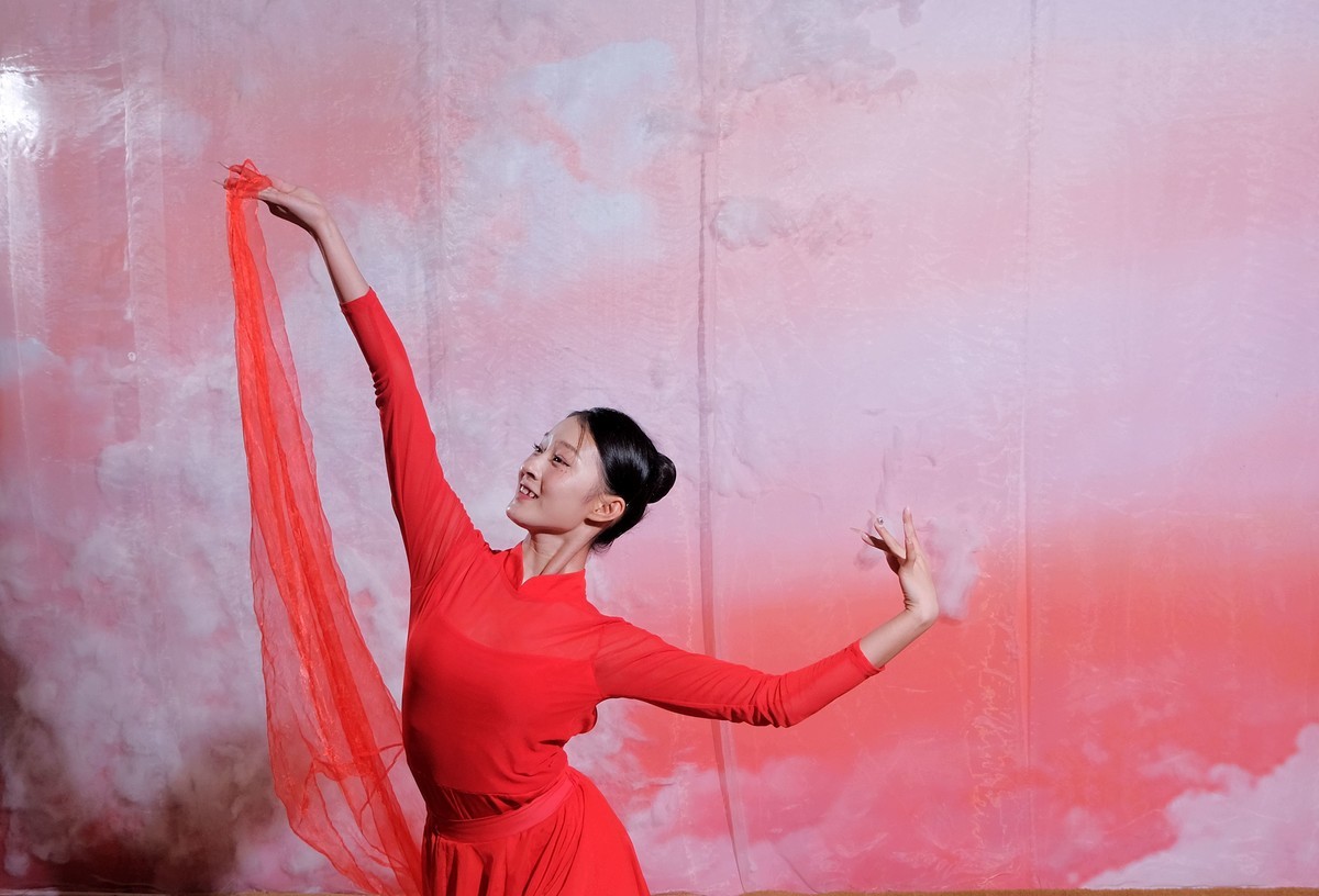 抓拍爱跳舞的女孩