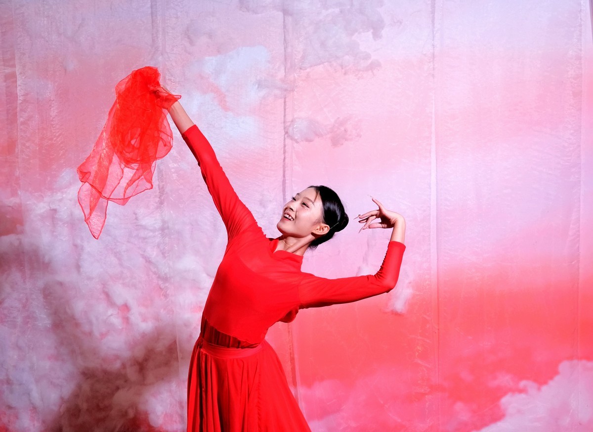 抓拍爱跳舞的女孩