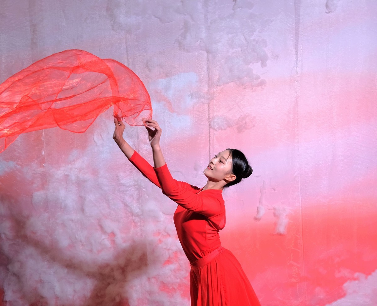 抓拍爱跳舞的女孩