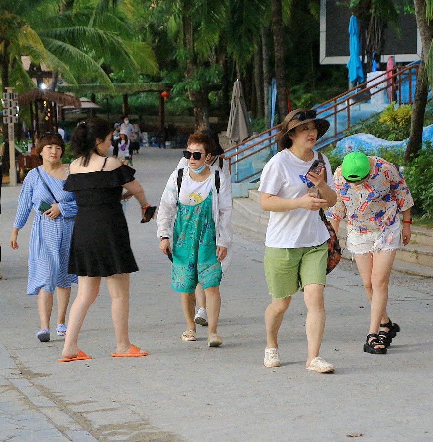 《不老松：忆海南游记》三亚天涯海角游览区游人！(07)