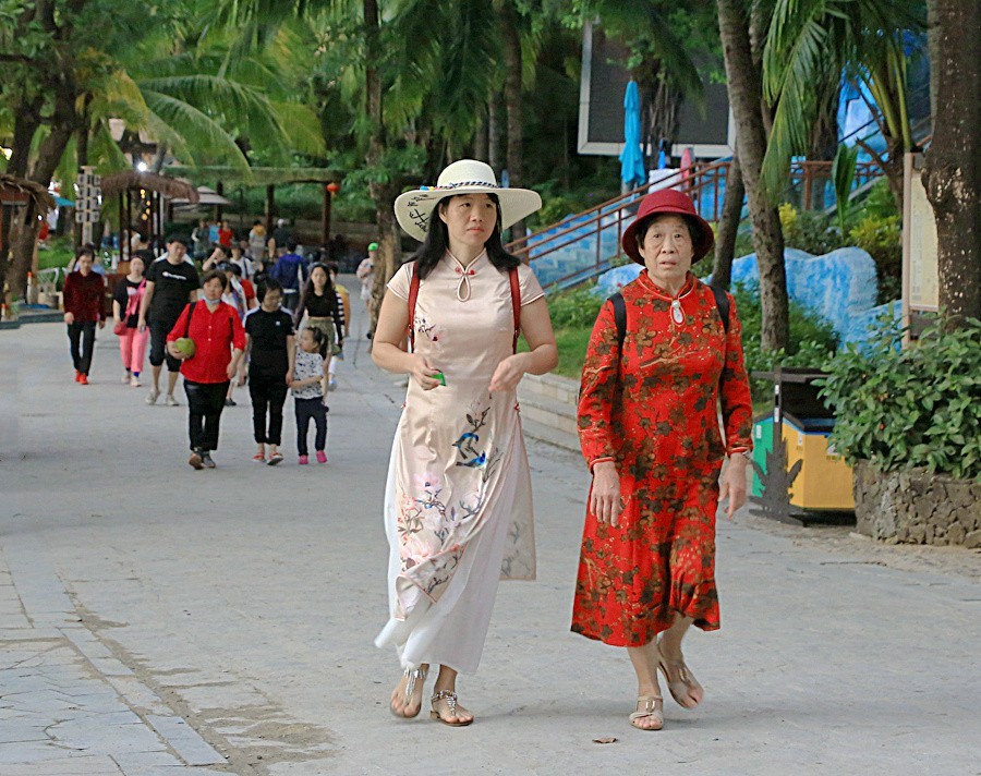 《不老松：忆海南游记》三亚天涯海角游览区游人！(07)