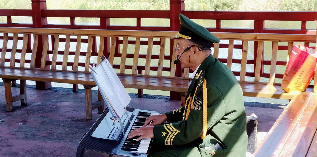 演奏电子琴的老兵