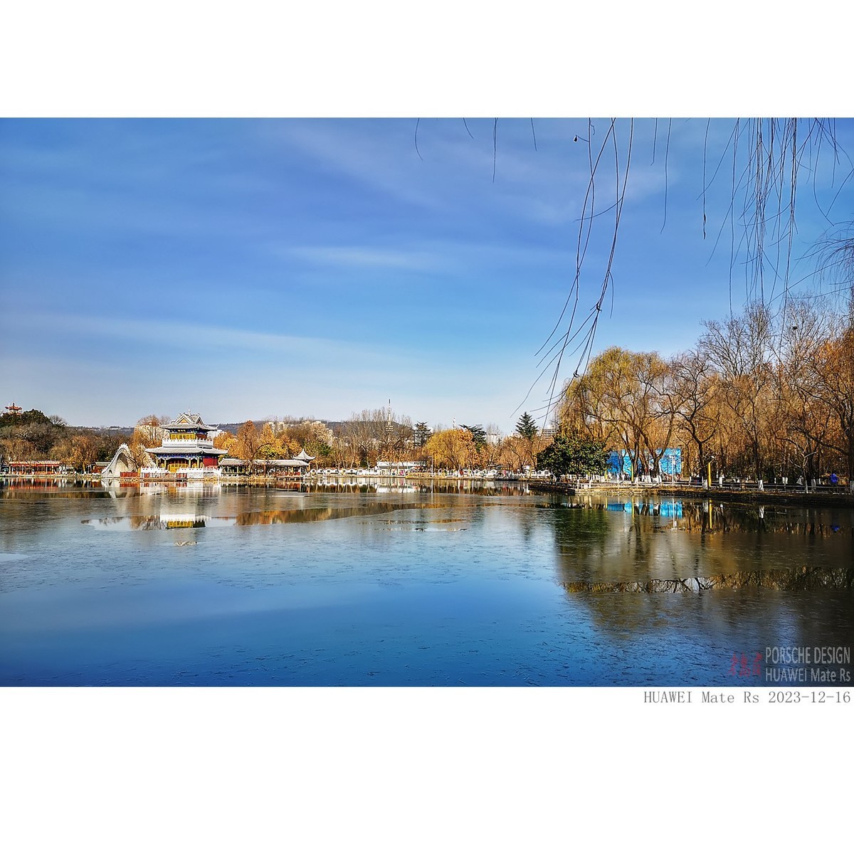 结冰的公园人工湖