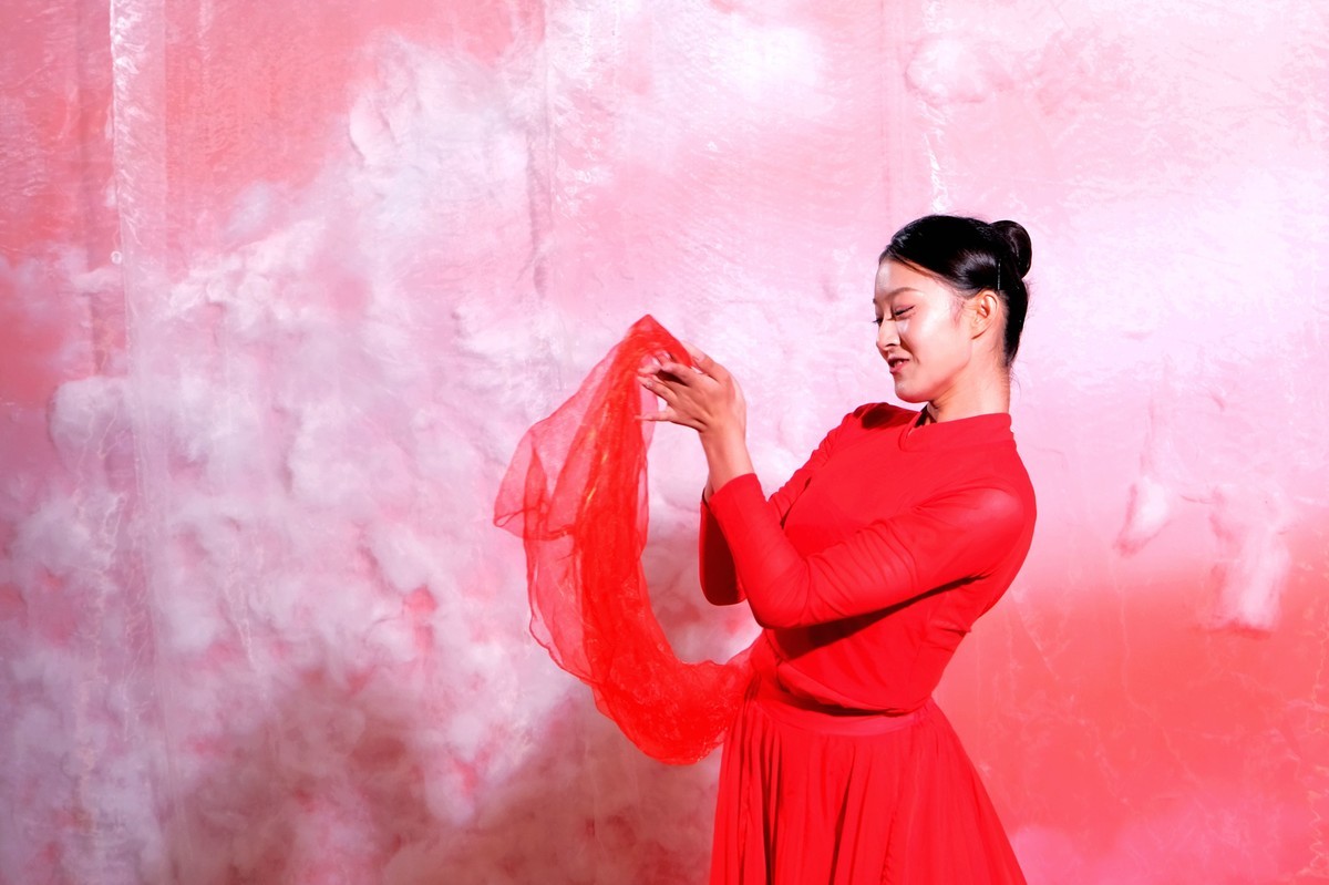 抓拍爱跳舞的女孩