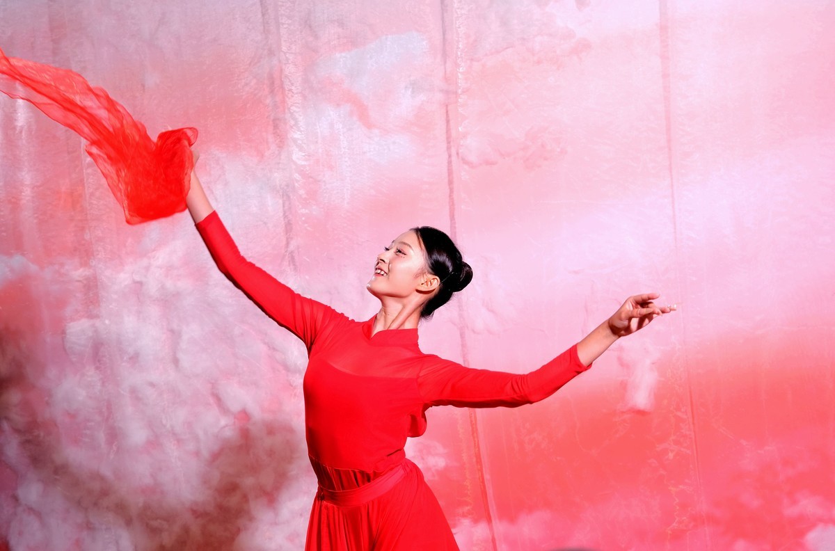 抓拍爱跳舞的女孩