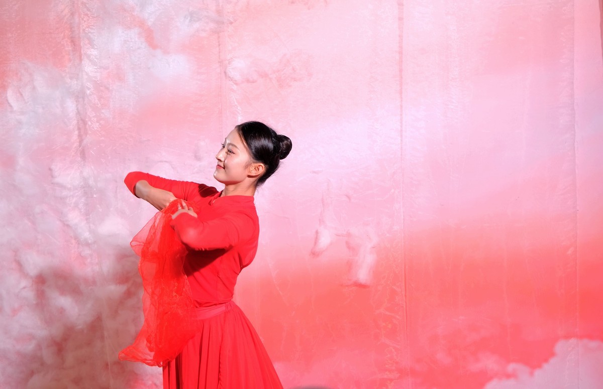 抓拍爱跳舞的女孩