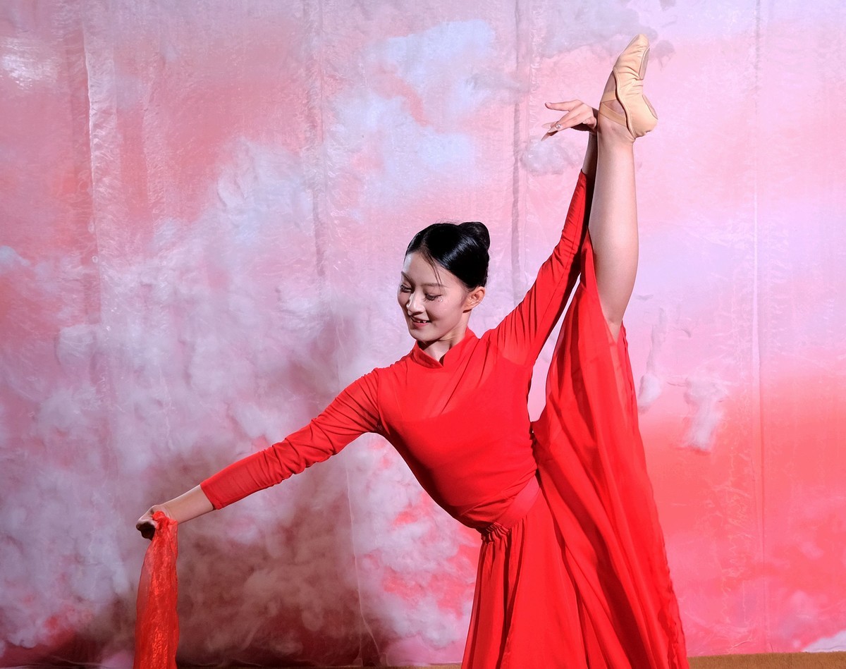 抓拍爱跳舞的女孩