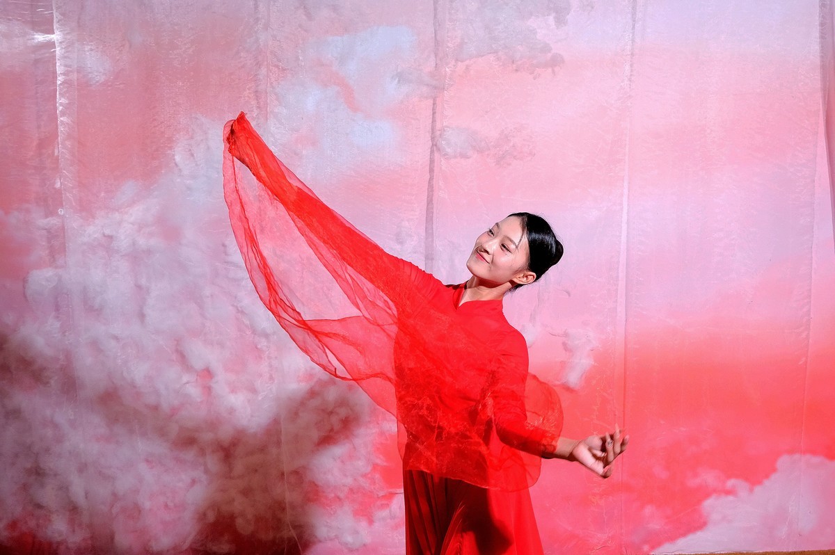 抓拍爱跳舞的女孩