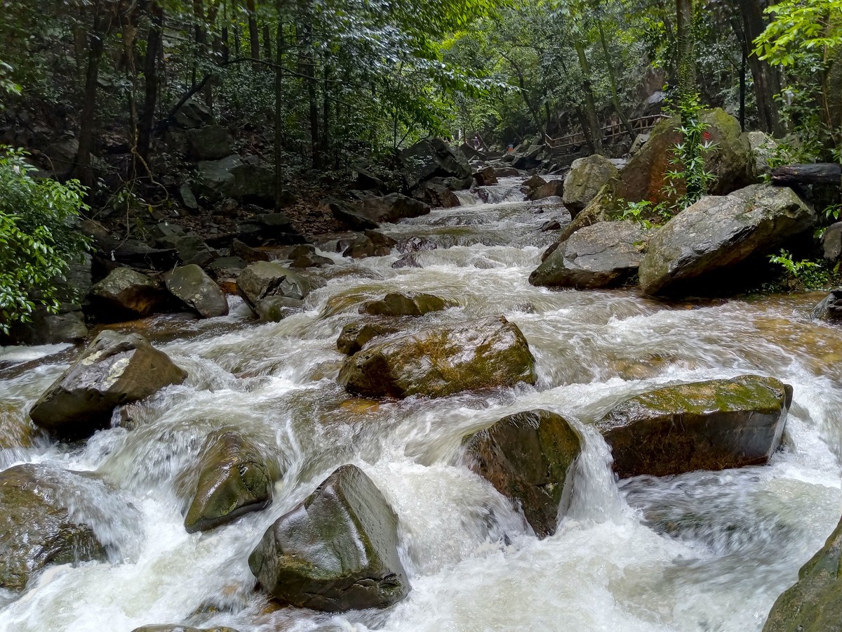 小溪流水哗啦啦（手机随拍 ）