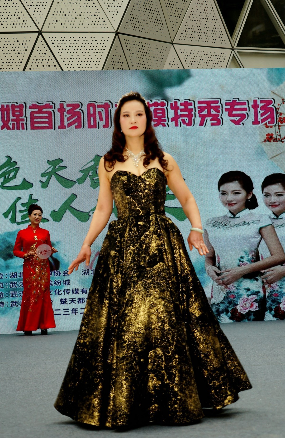 室内环境人像---时装模特表演秀上的抓拍！