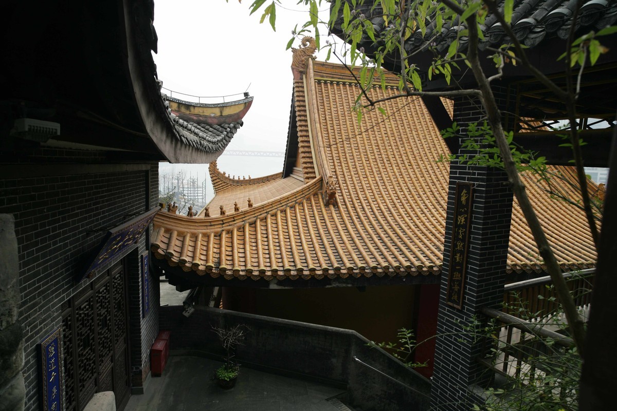 长江边，慈云寺