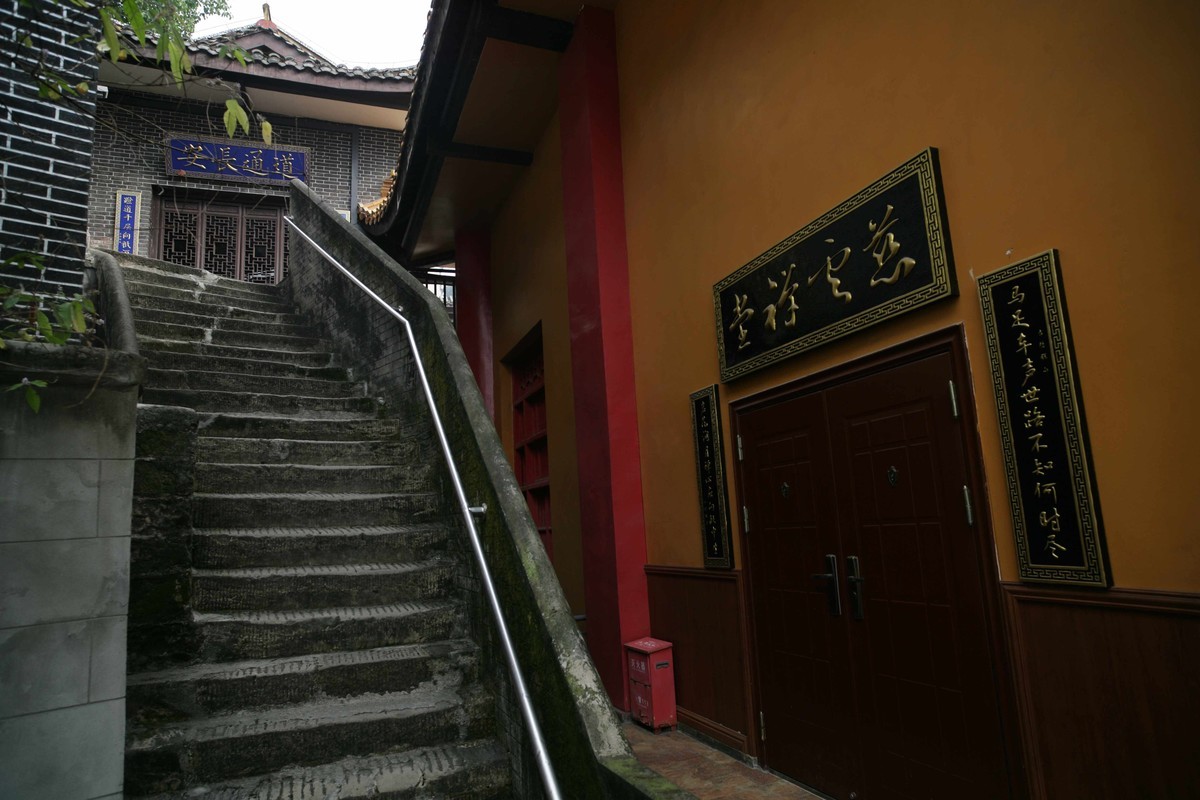 长江边，慈云寺