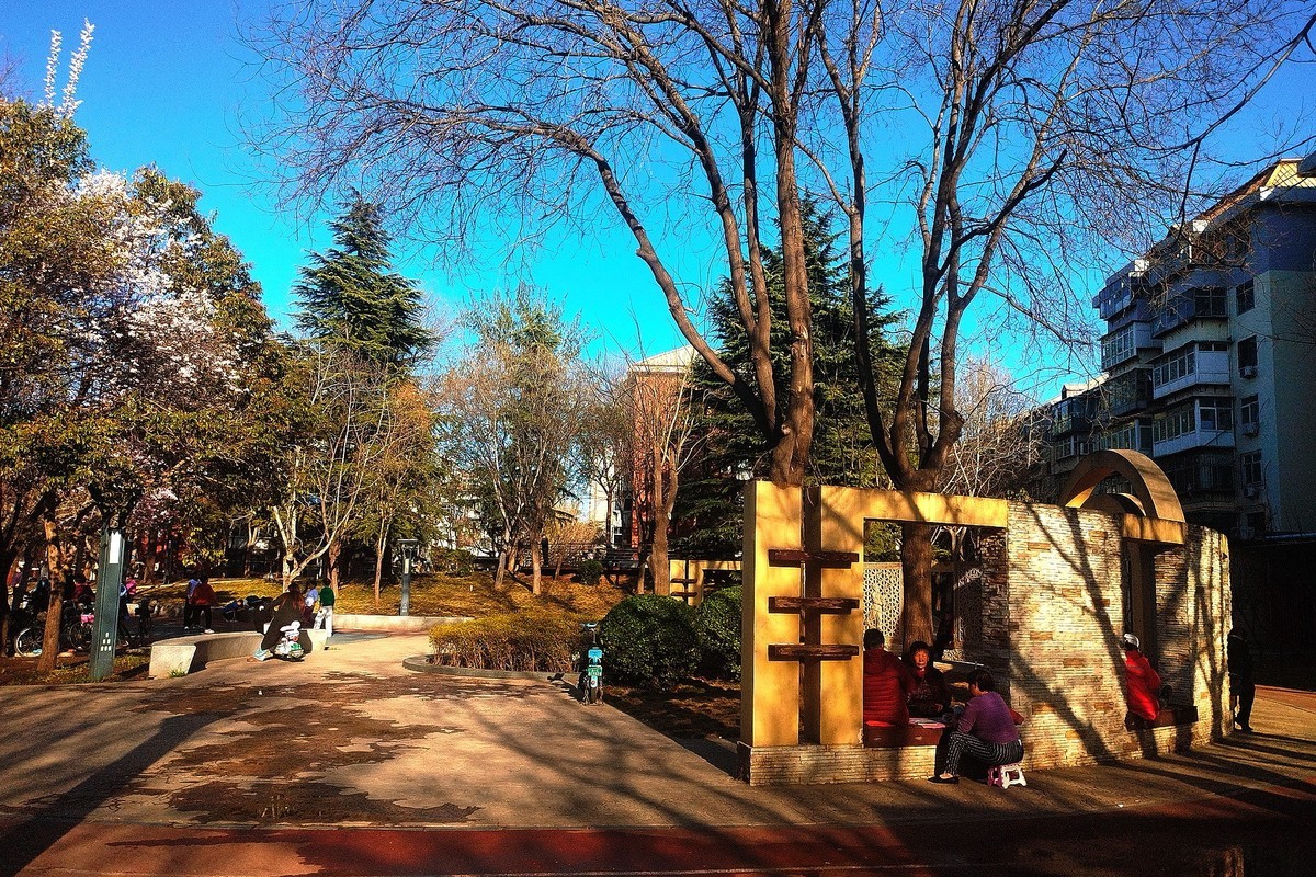 初春·街心公园