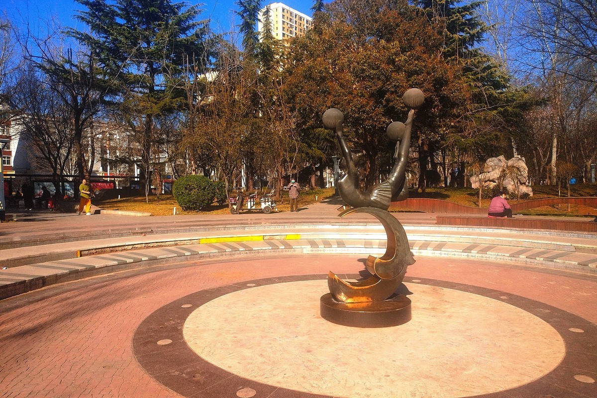 初春·街心公园
