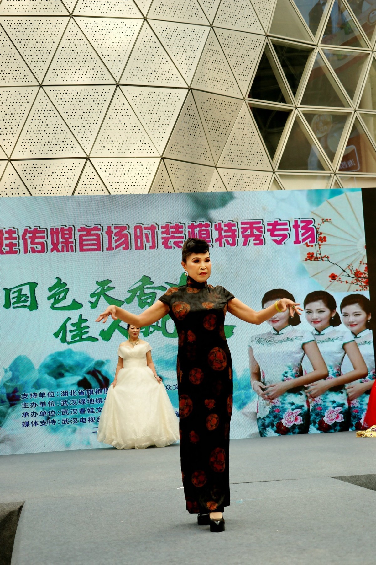 室内环境人像---时装模特表演秀上的抓拍！