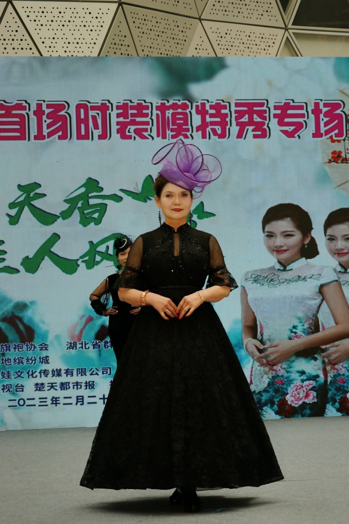 室内环境人像---时装模特表演秀上的抓拍！