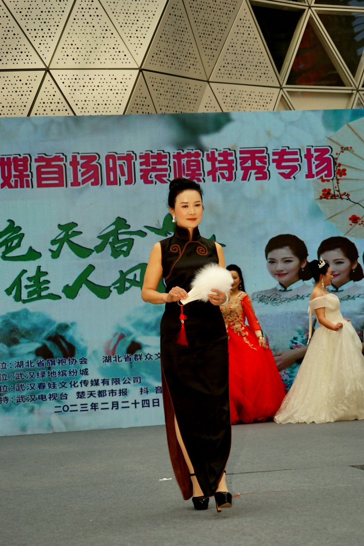 室内环境人像---时装模特表演秀上的抓拍！