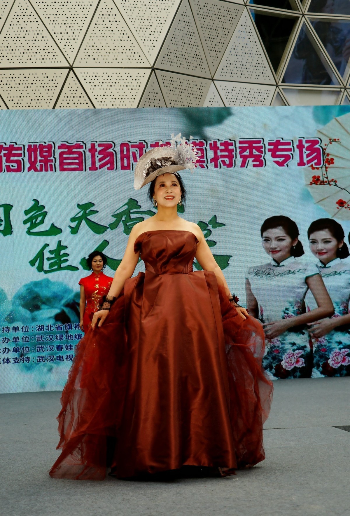 室内环境人像---时装模特表演秀上的抓拍！