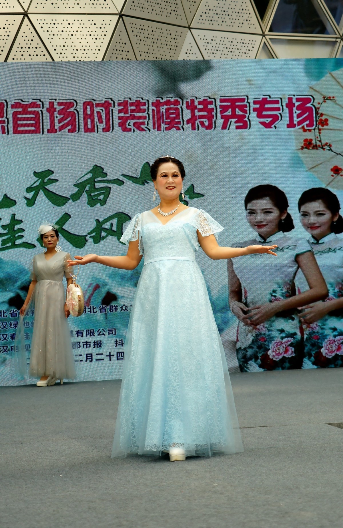 室内环境人像---时装模特表演秀上的抓拍！