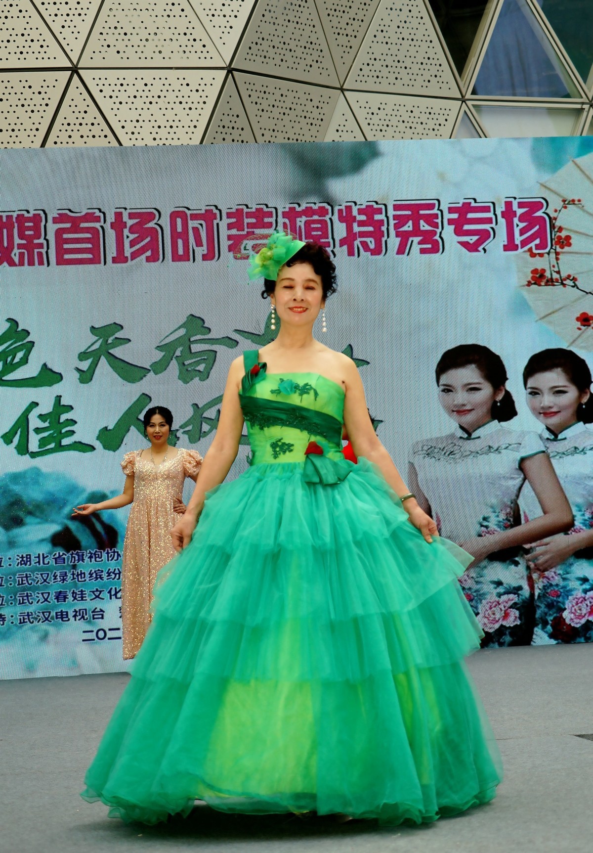 室内环境人像---时装模特表演秀上的抓拍！