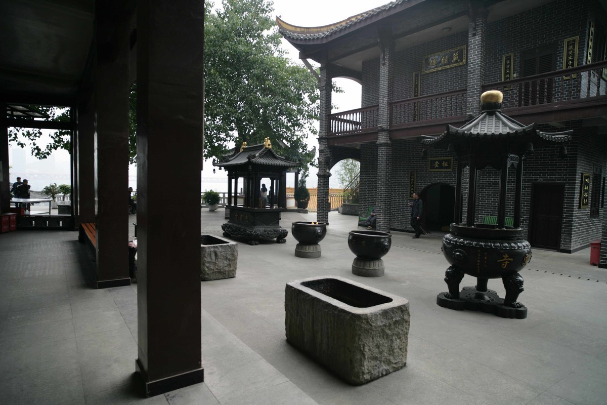 长江边，慈云寺