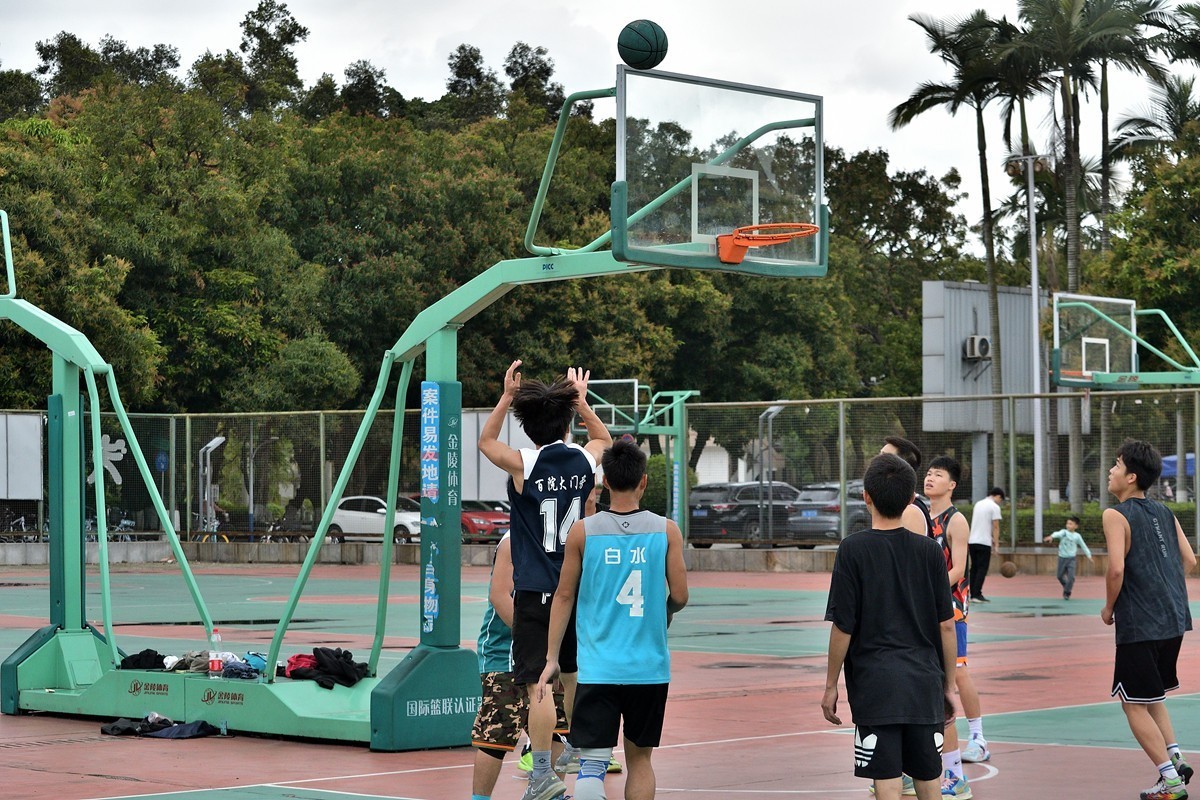 篮球场上的学生