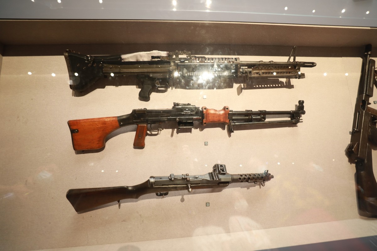 展馆中各个时期的武器装备