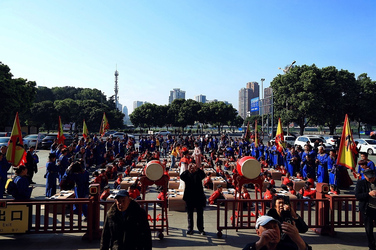 越王楼前好热闹