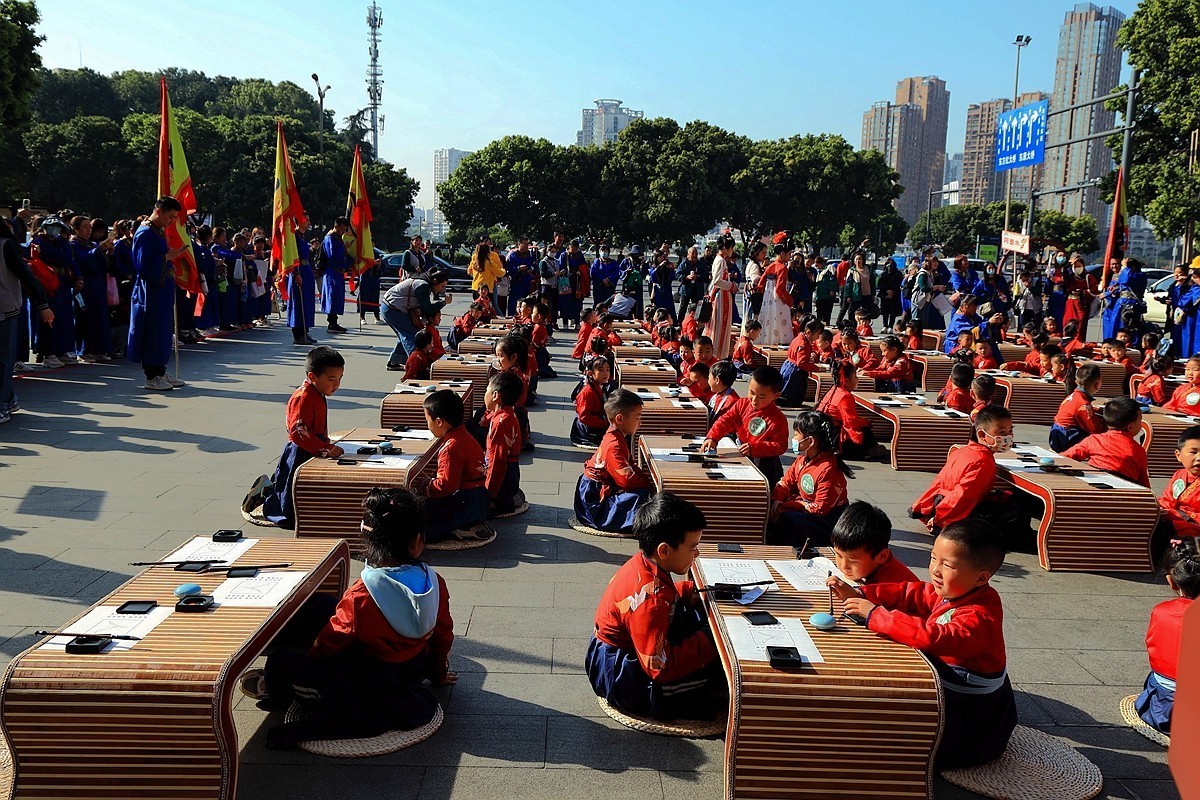 越王楼前好热闹