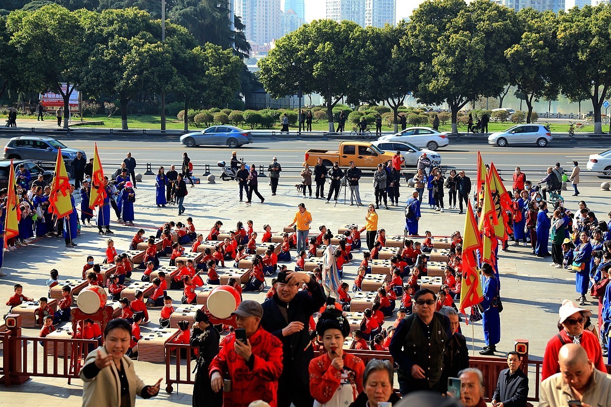 越王楼前好热闹