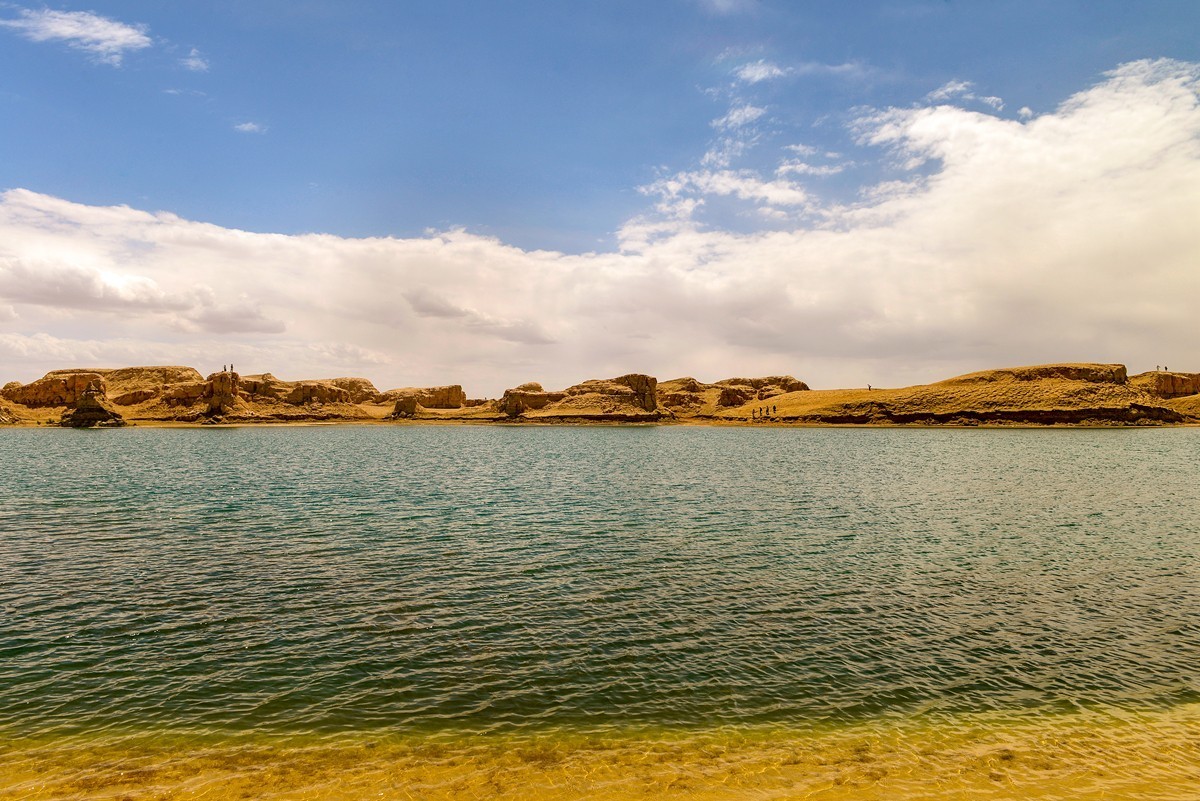 乌素特（水上）雅丹（下）