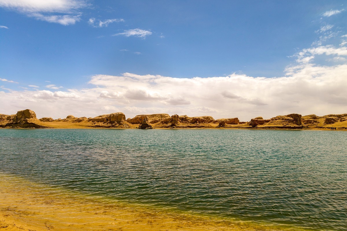 乌素特（水上）雅丹（下）