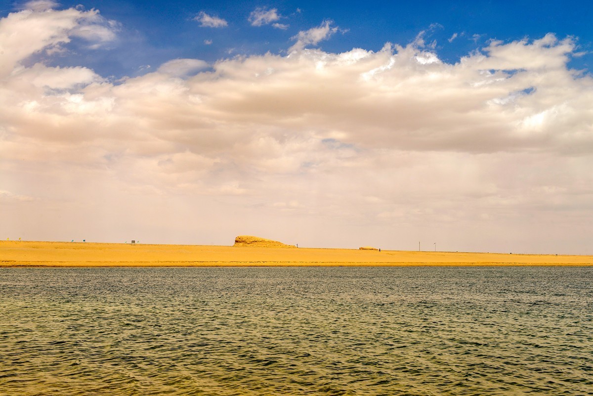 乌素特（水上）雅丹（下）