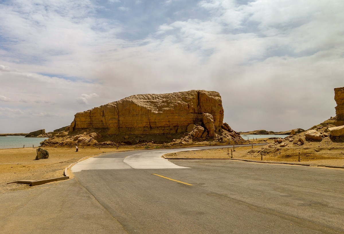 乌素特（水上）雅丹（下）
