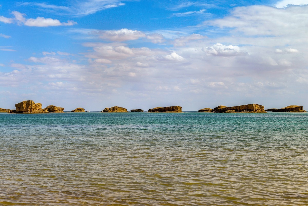 乌素特（水上）雅丹（下）