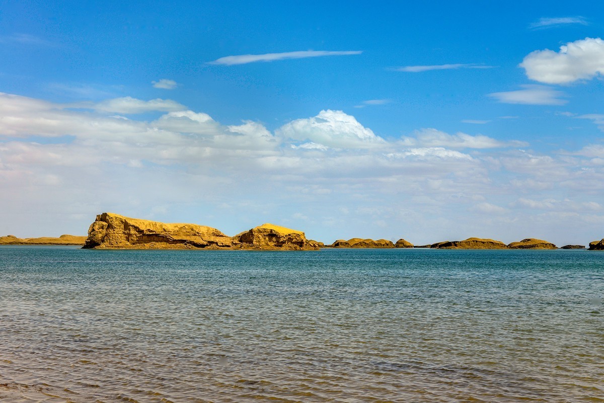 乌素特（水上）雅丹（下）