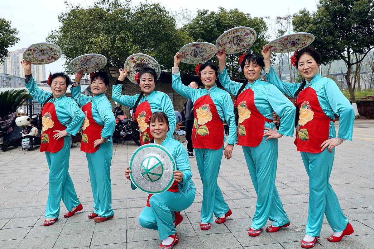 瞧_____广场上的老婆婆们