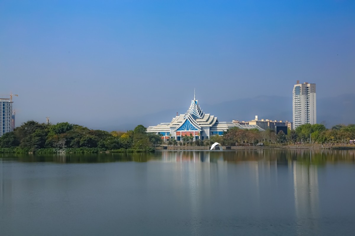 弄莫湖公园即景