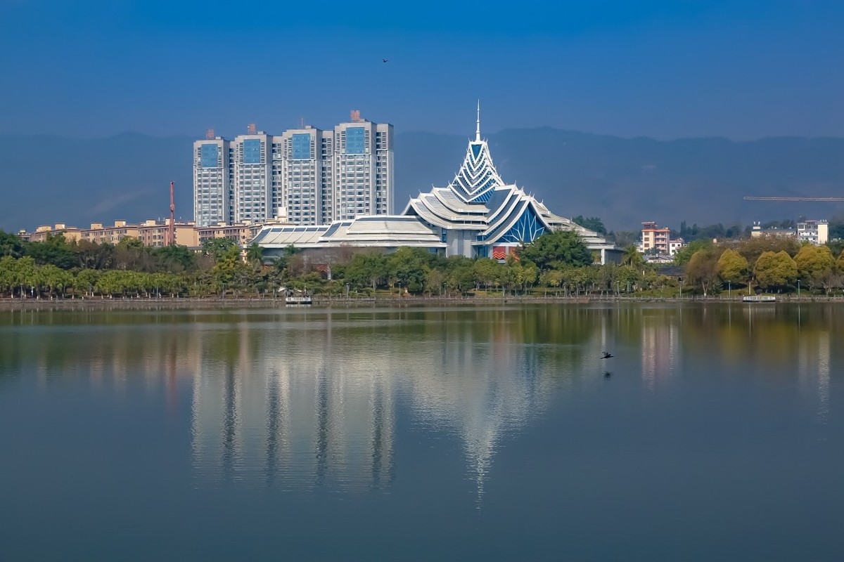 弄莫湖公园即景