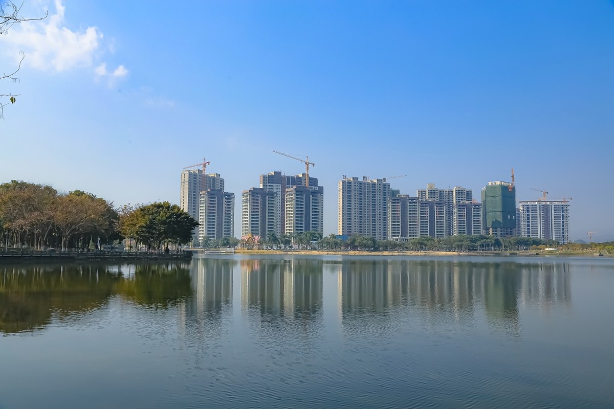 弄莫湖公园即景