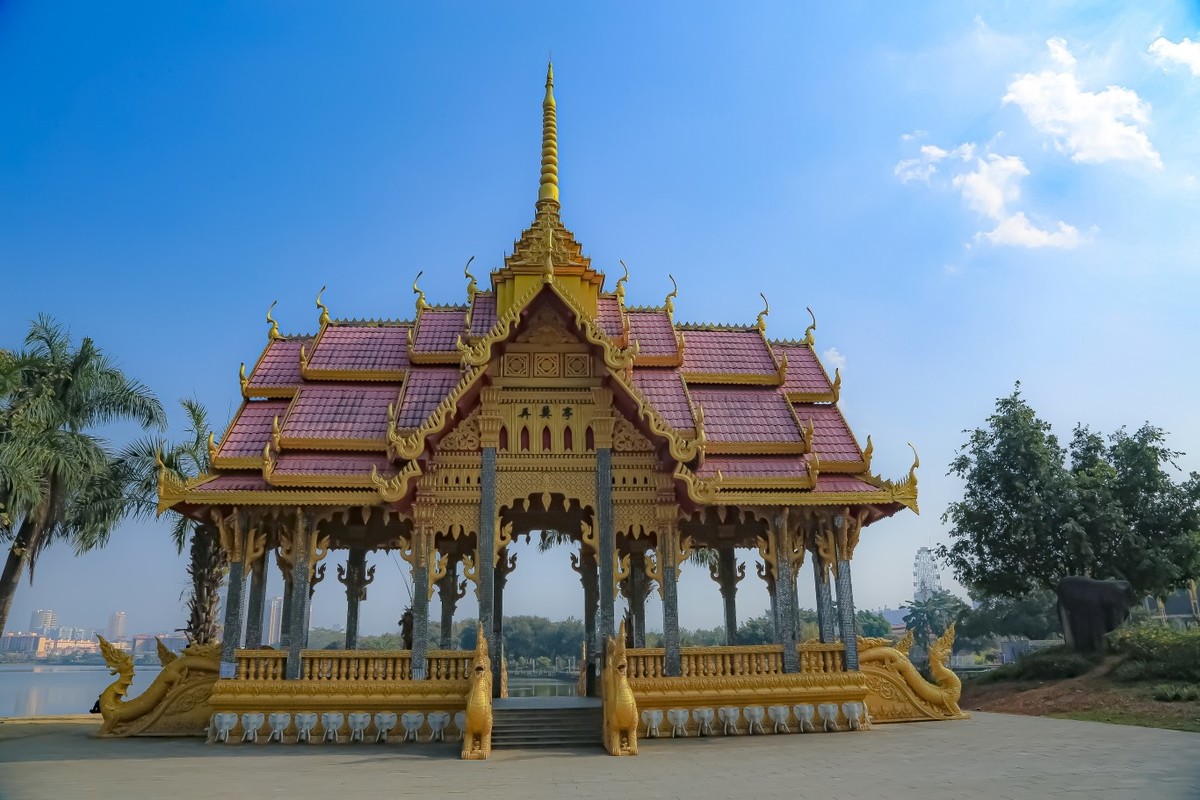 弄莫湖公园即景